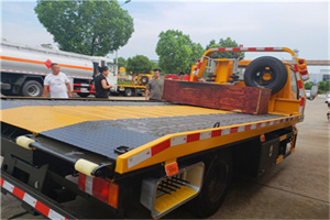 宏伟附近拖车电话号码服务